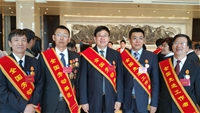 董事長和全國勞動模范合影