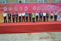 馮莊小學生幫各單位領導系上了紅領巾